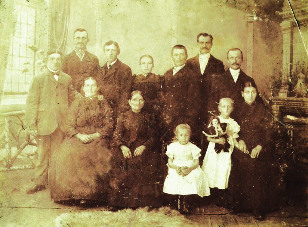 Fotografia rodzinna Zientarów; pierwsza od prawej w dolnym rzędzie: Franciszka Zientara z domu Kraska, Maria Zientara, Franciszka Zientara (siostra Marii), Elżbieta Kraska (babcia Marii od strony matki); pierwszy z prawej w górnym rzędzie – August (ojciec Marii)