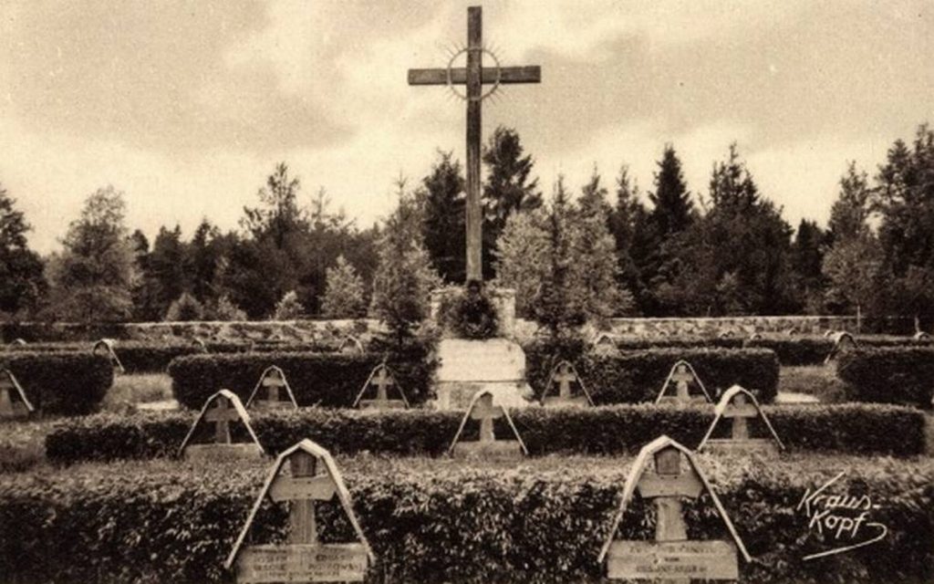 Archiwalne zdjęcie cmentarza wojennego w Zerbuniu (Großer Kriegerfriedhof). Na cokole krzyża napis: 191 DEUTSCHE SOLDATEN • FIELEN IM GEFECHT BEI • SAUERBAUM 26 AUGUST 1914 • FÜR DAS VATERLAND.(źródło: rowery.olsztyn.pl)